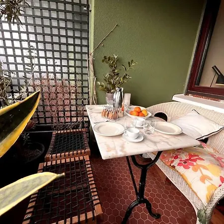 아파트 Parisian Flat Eiffel Tower View *