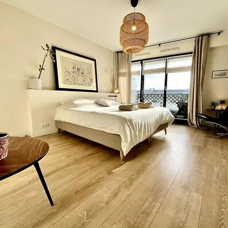Parisian Flat Eiffel Tower View 아파트 파리